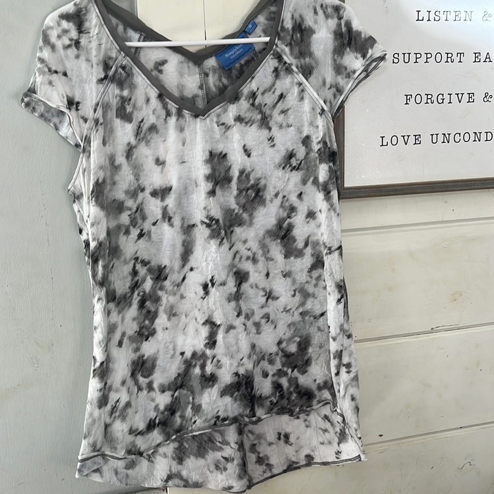 Womens Vera Wang tee shirt